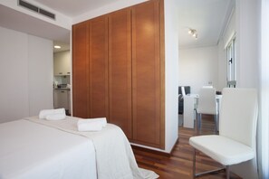 1 bedroom, iron/ironing board, bed sheets - Oceanic - Views of the Hemisfèric, Pool and Gym (Valencia)