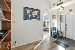 3 bedrooms, iron/ironing board, travel cot, WiFi - Pet-Friendly Rifle Retreat — Cozy & Modern (Rifle)