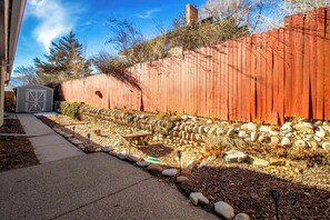 Property grounds - Pet-Friendly Rifle Retreat — Cozy & Modern (Rifle)