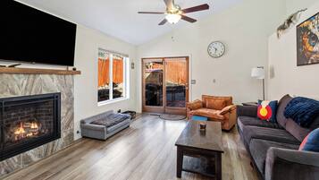 Télévision, cheminée