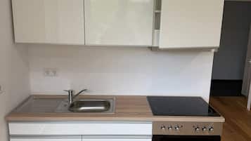 Fridge, oven, stovetop, coffee/tea maker