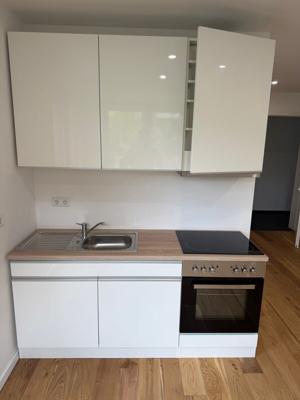 冷蔵庫、オーブン、コンロ、コーヒー / ティーメーカー