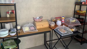 Free daily buffet breakfast - Pousada Reserva de Itaúna  (Saquarema)