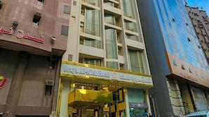 A hotel with a modern facade, multiple balconies, and a prominent entrance with steps leading up to the main doors. - Saraya Al Misk Hotel (Makkah)
