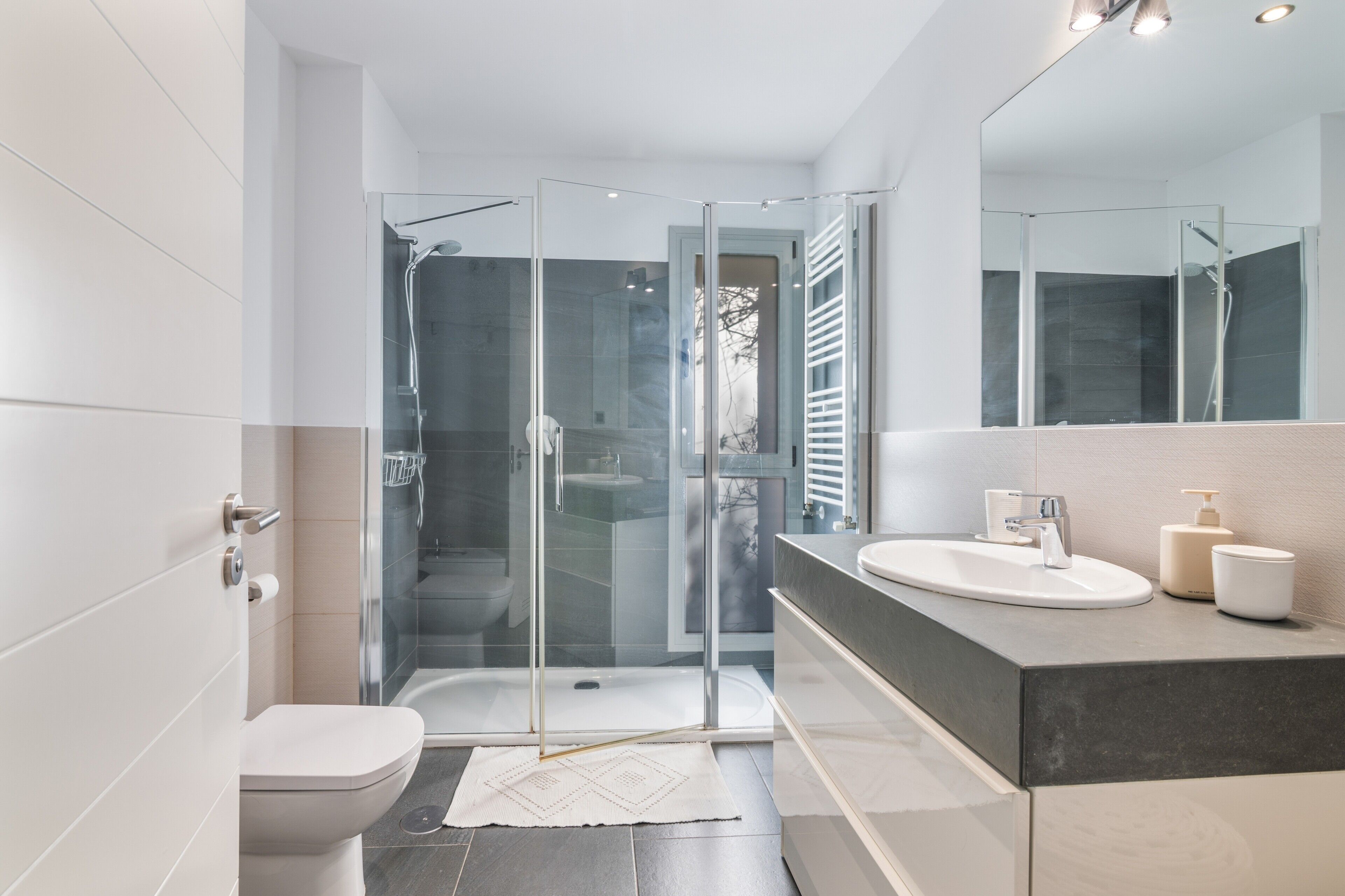 Een douche, een haardroger, handdoeken