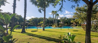 Villa « Rompido » avec piscine partagée, jardin privé et balcon
