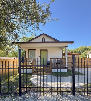 Exterior - Cozy 1-bedroom house 15 from DT San Antonio (San Antonio)
