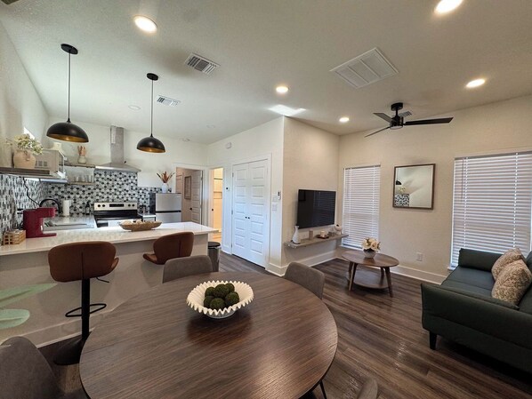 Interior - Cozy 1-bedroom house 15 from DT San Antonio (San Antonio)