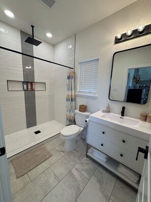 Bathroom - Cozy 1-bedroom house 15 from DT San Antonio (San Antonio)