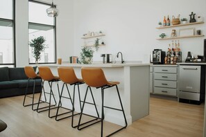 Bar (on property) - Modern, light-filled 2BR in Charlotte’s vibrant South End. Steps to the Rail Trail + Light Rail for easy Uptown access to events. Rooftop skyline views, luxe co-working, and walkable hotspots. Perfect for work, play, or extended stays (Charlotte)