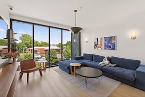 Smart TV - Modern, light-filled 2BR in Charlotte’s vibrant South End. Steps to the Rail Trail + Light Rail for easy Uptown access to events. Rooftop skyline views, luxe co-working, and walkable hotspots. Perfect for work, play, or extended stays (Charlotte)