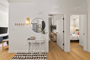 2 habitaciones, escritorio, tabla de planchar con plancha y wifi gratis 