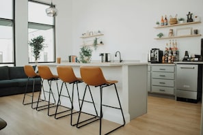 Bar (on property) - Modern, light-filled 2BR in Charlotte’s vibrant South End. Steps to the Rail Trail + Light Rail for easy Uptown access. Rooftop skyline views, luxe co-working, and walkable hotspots. Perfect for work, play, or extended stays. (Charlotte)