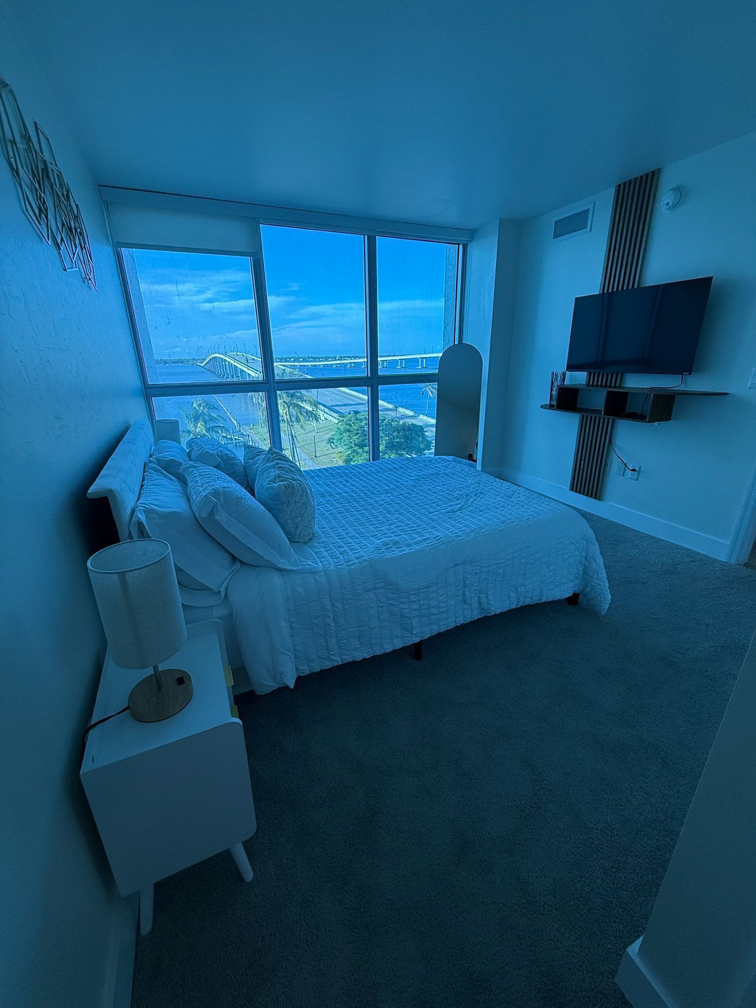 Tabla de planchar con plancha, wifi y ropa de cama 