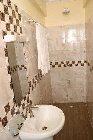Standard-Doppelzimmer | Badezimmer | Dusche, Hausschuhe, Handtücher, Seife
