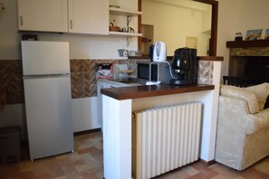 Apartamento, balcón, vistas a la ciudad | Cocina privada | Frigorífico, microondas, horno y placa de cocina