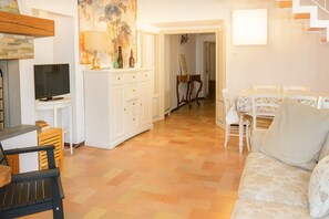 Apartment, Balcony, City View | Living area | 32-inch flat-screen TV with satellite channels - Appartamento La Fontana Assisi (Assisi)