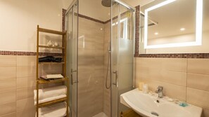 Apartamento, balcón, vistas a la ciudad | Baño | Ducha, secador de pelo, bidé y toallas