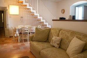 Apartment, Balkon, Stadtblick | Wohnbereich | 32-Zoll-Flachbildfernseher mit Satellitenempfang