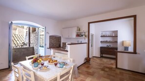 Apartamento, balcón, vistas a la ciudad | Cocina privada | Frigorífico, microondas, horno y placa de cocina