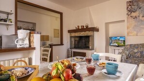 Apartment, Balcony, City View | Private kitchen | Fridge, microwave, oven, stovetop - Appartamento La Fontana Assisi (Assisi)