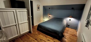 Iron/ironing board, bed sheets