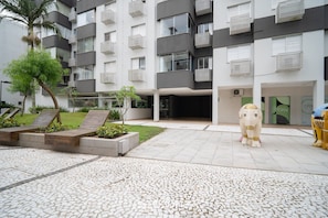 Un bâtiment moderne doté de nombreux balcons, d’une entrée principale et d’une statue d’éléphant décorative.