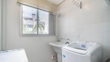 Basic Apartment | Bathroom | Shower