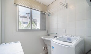 Eenvoudig appartement | Badkamer | Een douche
