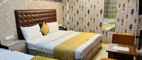 Superior-Doppel- oder -Zweibettzimmer, Balkon, Stadtblick | Schreibtisch, laptopgeeigneter Arbeitsplatz, schallisolierte Zimmer