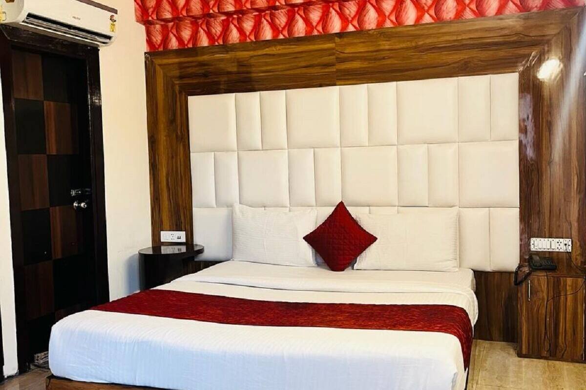 Superior Double or Twin Room, Balcony, City View | Desk, laptop workspace, soundproofing, iron/ironing board