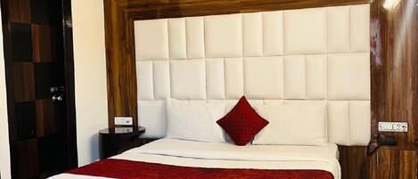 Superior szoba kétszemélyes vagy két külön ággyal, erkély, kilátással a városra | Íróasztal, laptophoz jól használható munkafelület és hangszigetelés