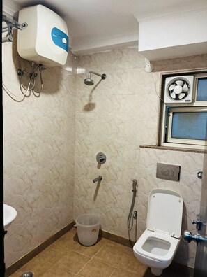 Superior Double or Twin Room, Balcony, City View | Bathroom | Shower, free toiletries, hair dryer, slippers