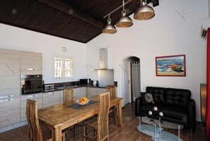 Interior - Natural retreat: Quiet villa perfect for families and couples. 2 double beds. (Figari)