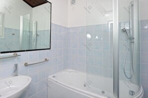 Hair dryer, towels, soap, shampoo - Natural retreat: Quiet villa perfect for families and couples. 2 double beds. (Figari)