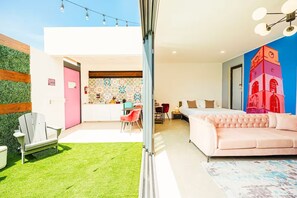A modern hotel room with a large bed, a dining area, and a kitchen. - 1 BDRM Suite for Any Budget, Private In-Suite Plunge Pool, Near Eagle Beach (Oranjestad)