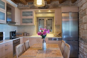 Fridge, microwave, oven, stovetop - Pantanassa Villas - Erato with Sea View (Agia Marina)
