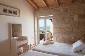 Iron/ironing board, travel cot, WiFi, bed sheets - Pantanassa Villas - Erato with Sea View (Agia Marina)