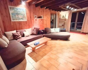 TV, peis, DVD-spiller og bøker