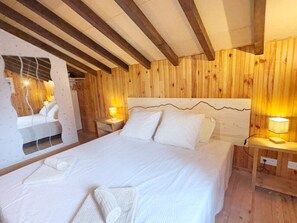 4 bedrooms, desk, WiFi, bed sheets