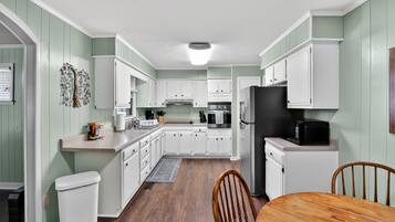 Réfrigérateur, micro-ondes, four, cafetiÚre/bouilloire