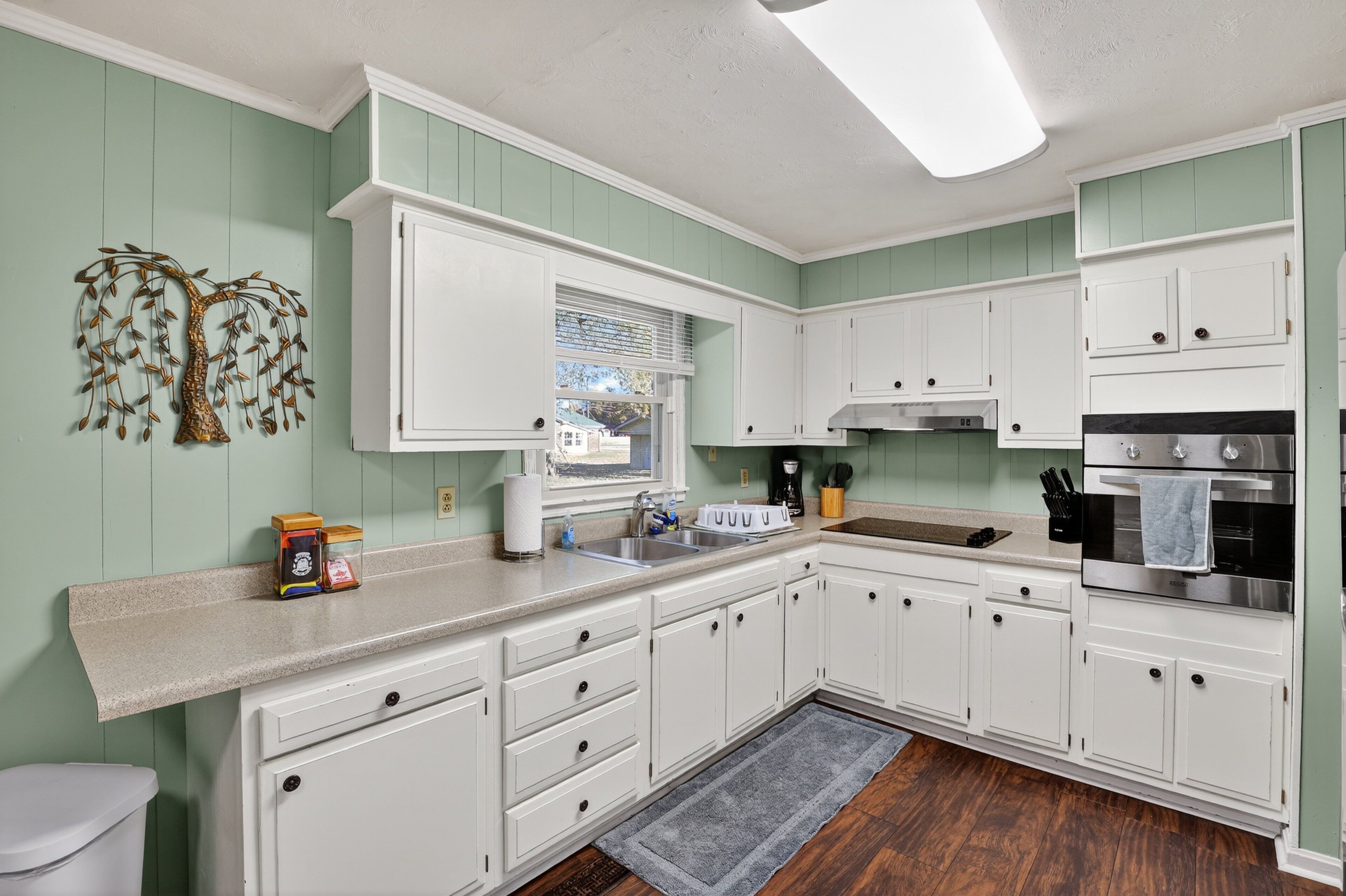 Jääkaappi, mikroaaltouuni, uuni, kahvin-/teenkeitin