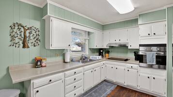 Réfrigérateur, micro-ondes, four, cafetiÚre/bouilloire