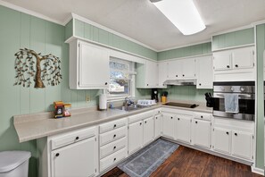 Frigorífico, microondas, horno y cafetera o tetera