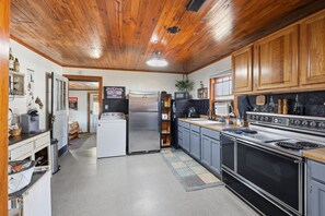 Kylskåp, mikrovågsugn, ugn och kaffe- och tebryggare