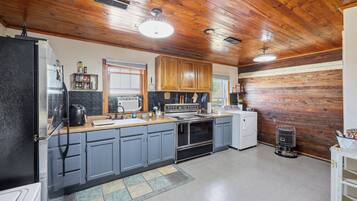 Een koelkast, een microgolfoven, een oven