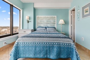 Tabla de planchar con plancha, wifi gratis y ropa de cama