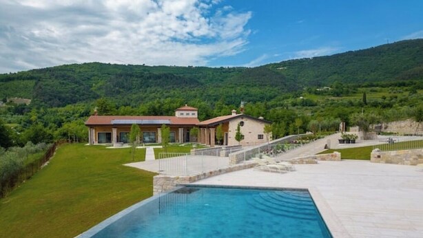 A swimming pool with a view of a house and hills in the background. - L´Oro di Pizzon - Frantoio Deluxe | Panoramic View (Pizzon)