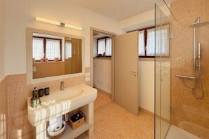 Een douche, een haardroger, een bidet, handdoeken