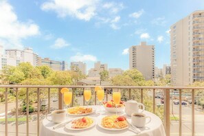 Outdoor dining - Ocean Villas #402: 1  BR, 1.5  BA Condominium in Myrtle Beach, Sleeps 4 (Myrtle Beach)